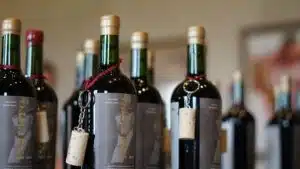 Los Corchos en la botella de Vino