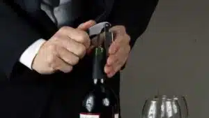 como abrir una botella de vino