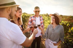 amigos celebran la amistad con vinos y comida.