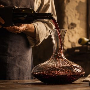 Qué es la decantación del vino y ejemplos para hacerla bien - ilustracion